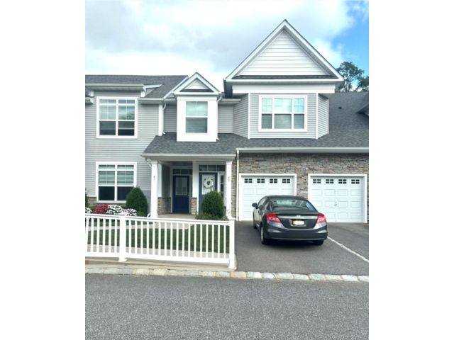  2 BR,  1.00 BTH &nbsp;Condo style home in Smithtown