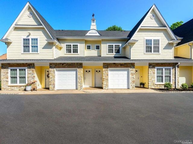  3 BR,  2.00 BTH &nbsp;Craftsman style home in Huntington