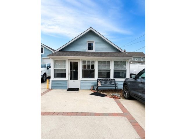  2 BR,  1.00 BTH &nbsp;Cottage style home in East Rockaway