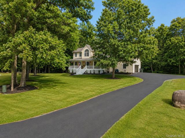  3 BR,  3.00 BTH &nbsp;Colonial style home in Johnson