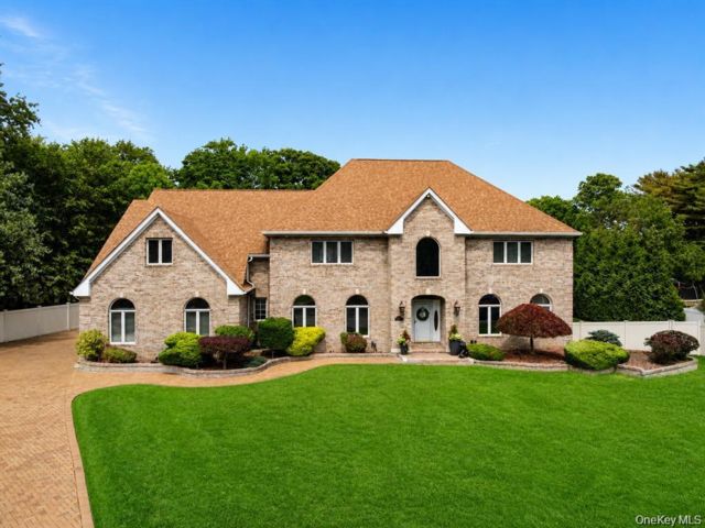  5 BR,  5.00 BTH &nbsp;Colonial style home in Great River