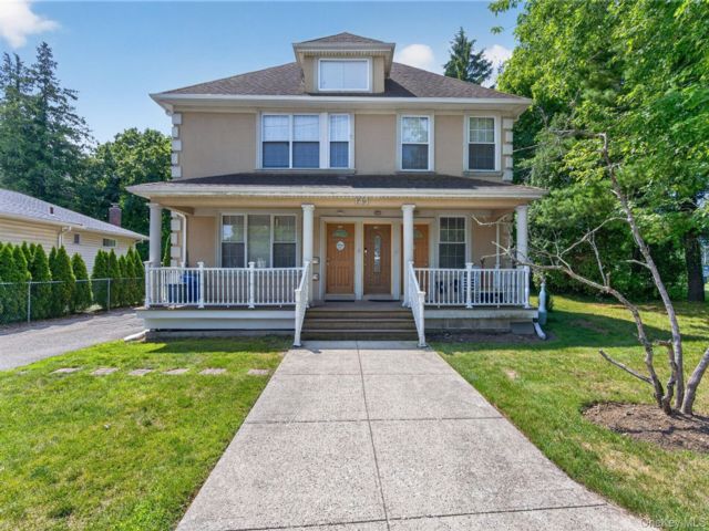  5 BR,  4.00 BTH &nbsp;House style home in Albertson