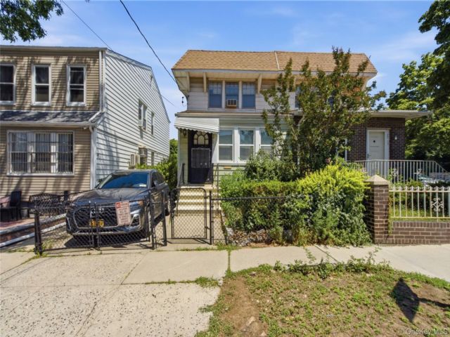  3 BR,  1.00 BTH &nbsp;Colonial style home in Maspeth