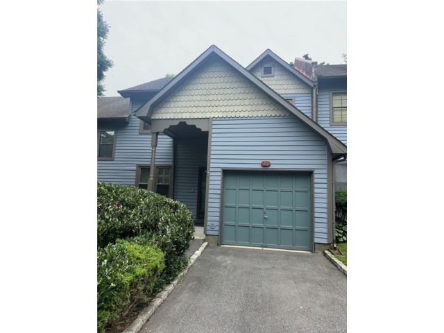  2 BR,  3.00 BTH &nbsp;Colonial style home in Oyster Bay