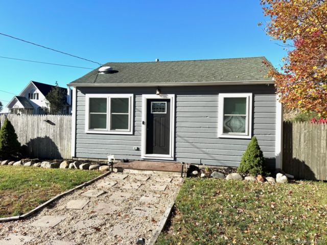  2 BR,  1.00 BTH &nbsp;Cottage style home in Shirley