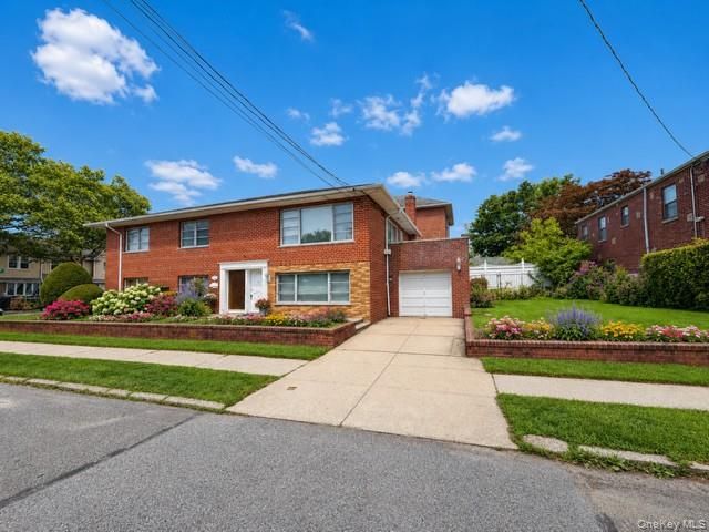  4 BR,  4.00 BTH &nbsp;Split ranch style home in Esplanade