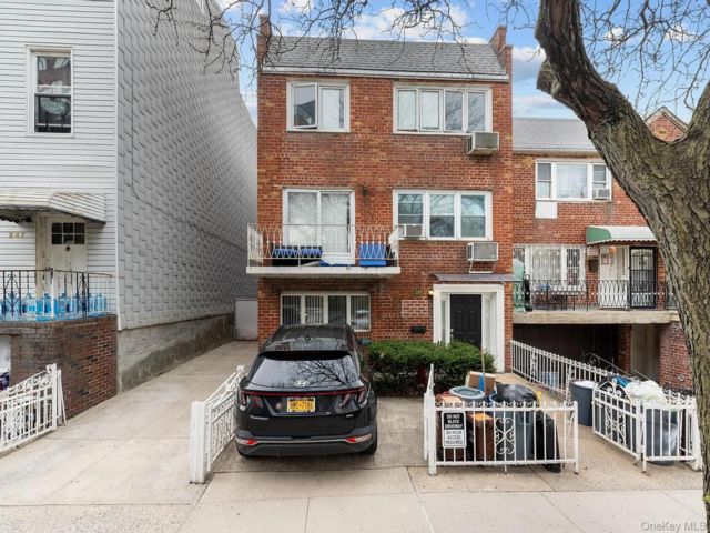  3 BR,  2.00 BTH &nbsp;Traditional style home in Flatbush
