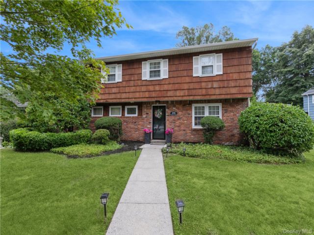  3 BR,  2.00 BTH &nbsp;Split level style home in Huntington Station