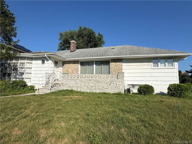  3 BR,  1.00 BTH &nbsp;Ranch style home in Great Neck