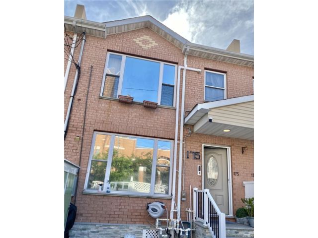  6 BR,  2.00 BTH &nbsp;House style home in Far Rockaway