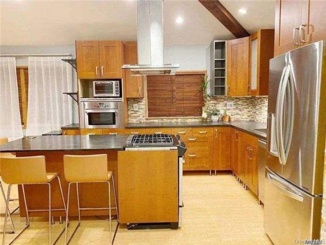  2 BR,  2.00 BTH &nbsp;Colonial style home in Floral Park