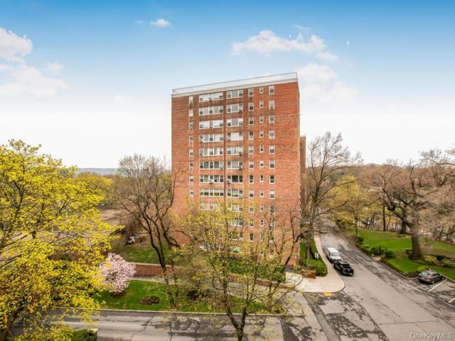  2 BR,  1.00 BTH &nbsp;High rise style home in Riverdale