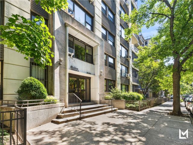 Studio,  1.00 BTH &nbsp;Mid rise style home in Rego Park