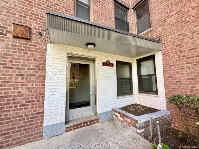  2 BR,  1.00 BTH &nbsp;Mid rise style home in Corona