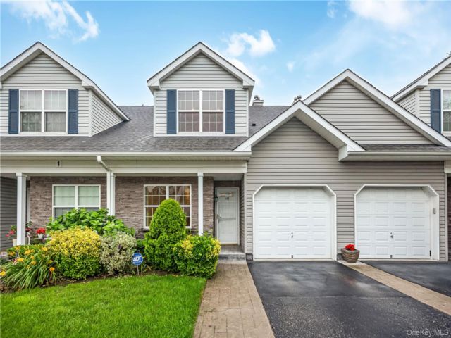  2 BR,  3.00 BTH &nbsp;Condo style home in Central Islip