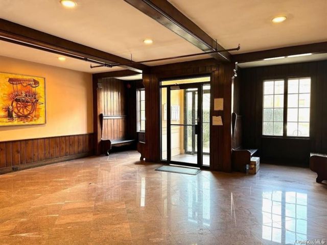  2 BR,  1.00 BTH &nbsp;Mid rise style home in Great Neck