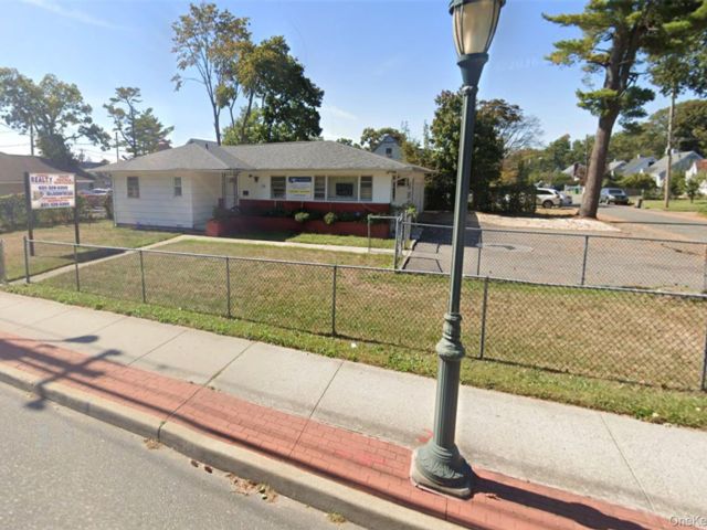  3 BR,  2.00 BTH &nbsp;Ranch style home in Brentwood
