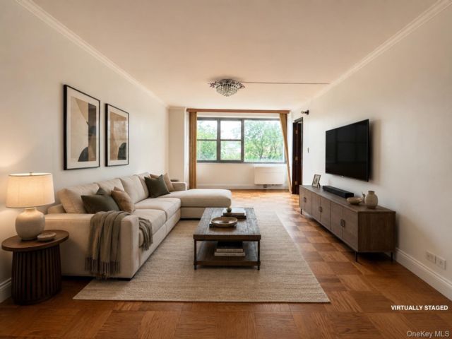  3 BR,  2.00 BTH &nbsp;Mid rise style home in Forest Hills