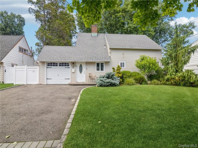  2 BR,  2.00 BTH &nbsp;Ranch style home in Hicksville