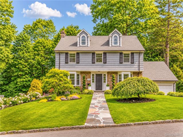  5 BR,  4.00 BTH &nbsp;Colonial style home in Mount Vernon
