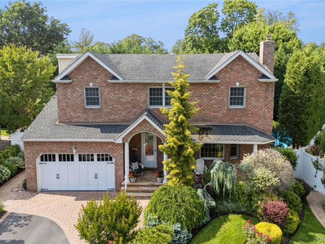  4 BR,  3.00 BTH &nbsp;Colonial style home in Merrick