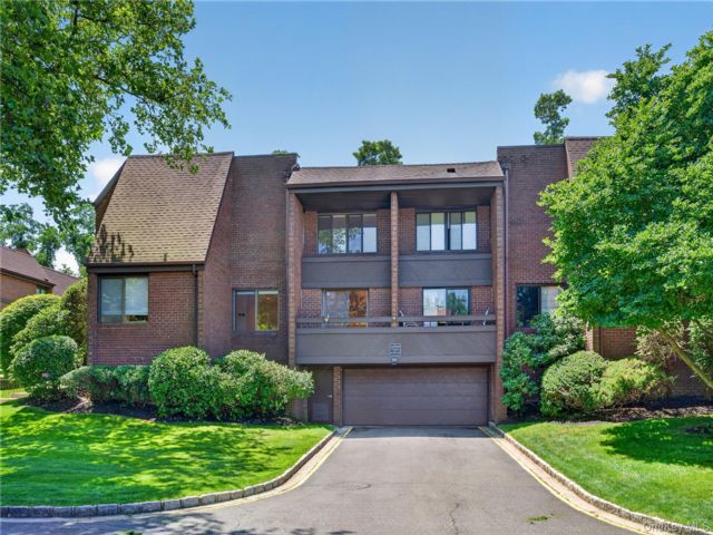  3 BR,  3.00 BTH &nbsp;Garden style home in Roslyn