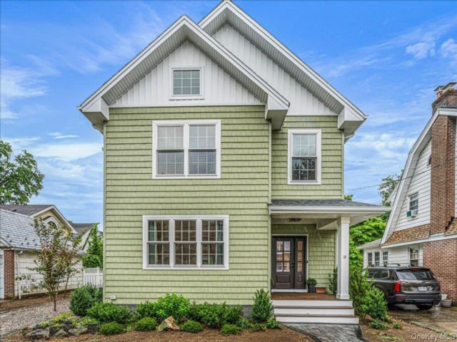  4 BR,  4.00 BTH &nbsp;Colonial style home in Floral Park