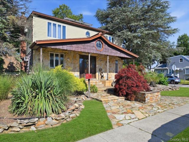 4 BR,  3.00 BTH &nbsp;Colonial style home in Hicksville
