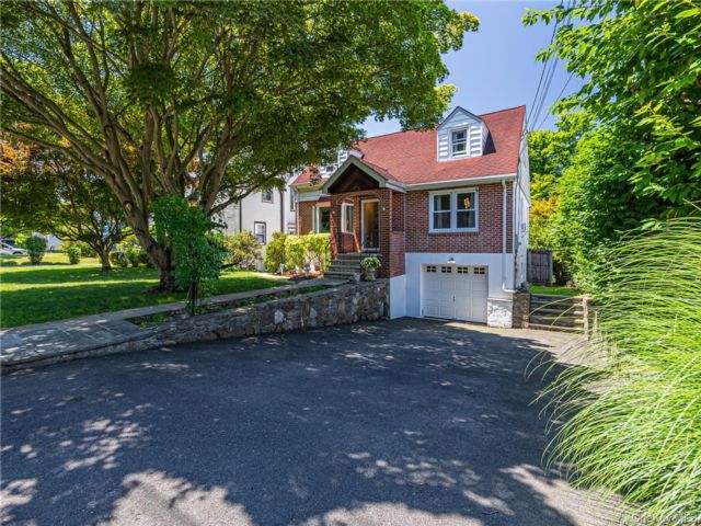  4 BR,  3.00 BTH &nbsp;Colonial style home in Rye Brook