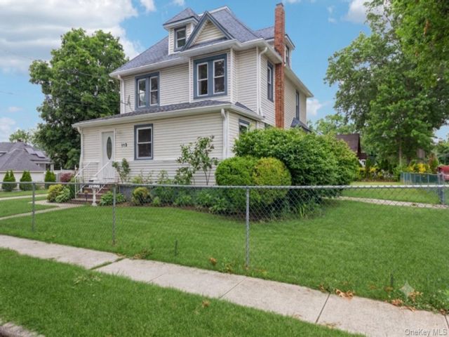  7 BR,  3.00 BTH &nbsp;Colonial style home in Roosevelt