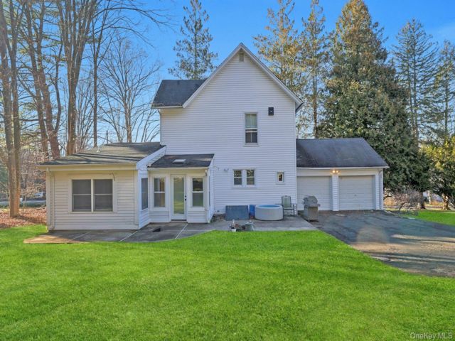  3 BR,  3.00 BTH &nbsp;Colonial style home in Montebello