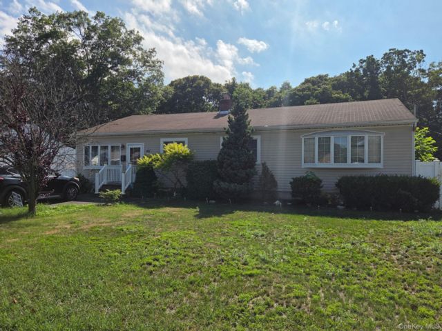  4 BR,  3.00 BTH &nbsp;Ranch style home in Centereach