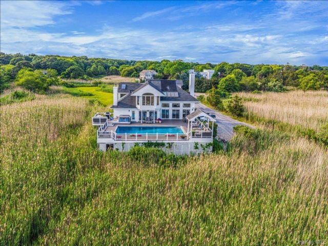  4 BR,  5.00 BTH &nbsp;Contemporary style home in Westhampton