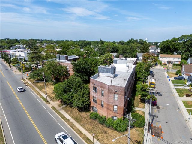 Studio,  0.00 BTH &nbsp;Mid rise style home in Rockville Centre