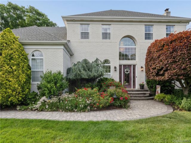  5 BR,  3.00 BTH &nbsp;Colonial style home in Hauppauge
