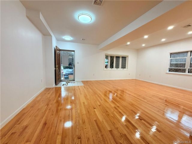  3 BR,  2.00 BTH &nbsp;Cabin style home in Bayside