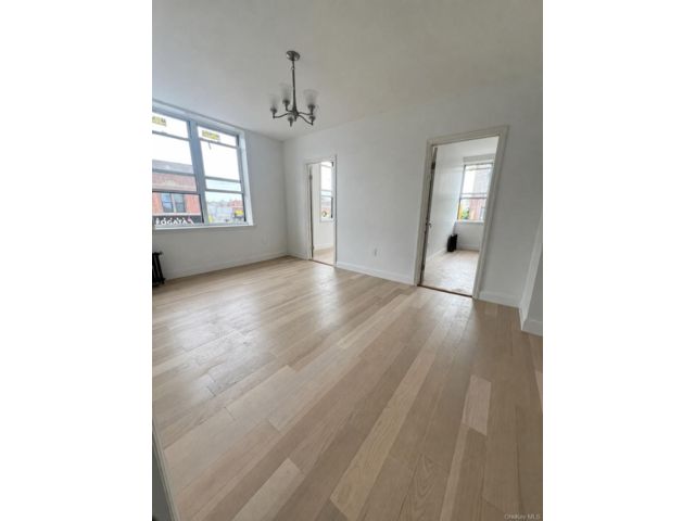  3 BR,  1.00 BTH &nbsp;Other style home in Jackson Heights