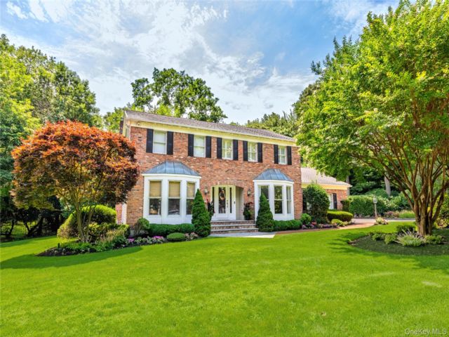  5 BR,  5.00 BTH &nbsp;Colonial style home in Stony Brook