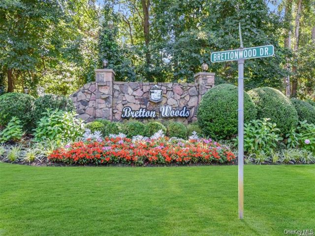  2 BR,  2.00 BTH &nbsp;Condo style home in Coram