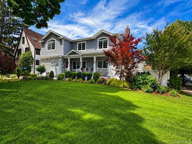  5 BR,  4.00 BTH &nbsp;Colonial style home in Bayside
