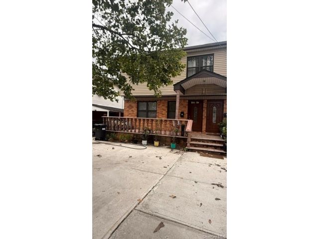  6 BR,  4.00 BTH &nbsp;House style home in Jamaica