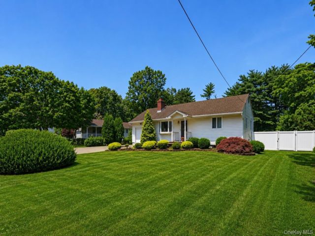  4 BR,  2.00 BTH &nbsp;Ranch style home in Dix Hills