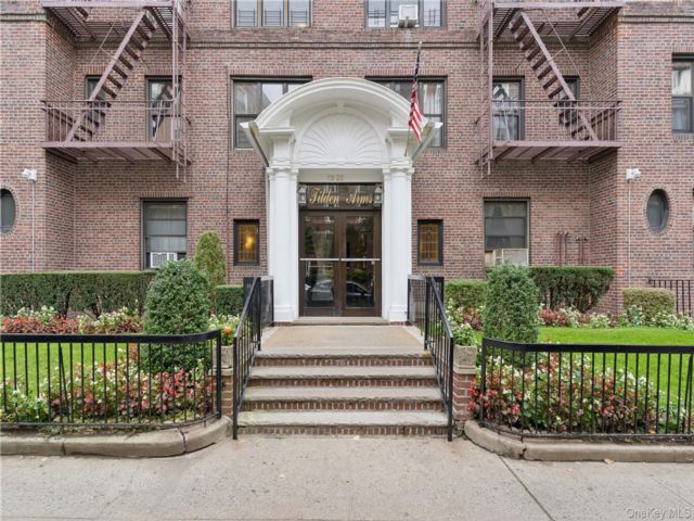  2 BR,  1.00 BTH &nbsp;Mid rise style home in Forest Hills