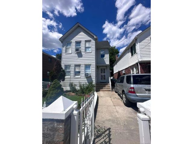  7 BR,  4.00 BTH &nbsp;Colonial style home in Saint Albans