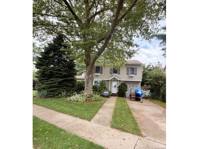  4 BR,  3.00 BTH &nbsp;Colonial style home in Oceanside