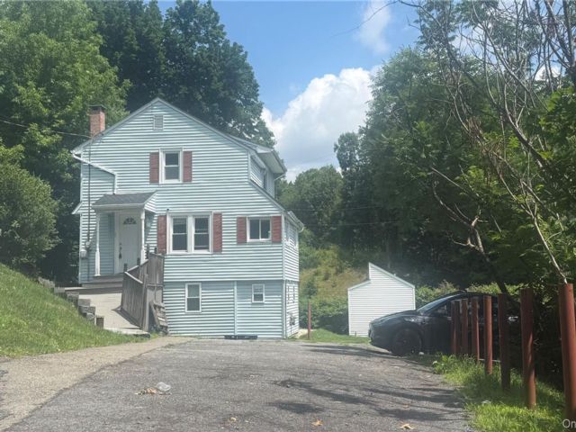  3 BR,  2.00 BTH &nbsp;Cape cod style home in Newburgh
