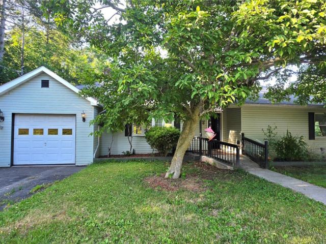  2 BR,  2.00 BTH &nbsp;Ranch style home in Woodridge