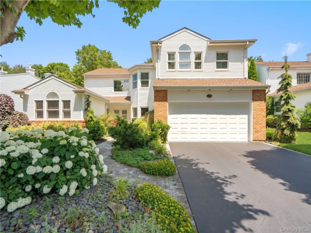  4 BR,  3.00 BTH &nbsp;Estate style home in Commack