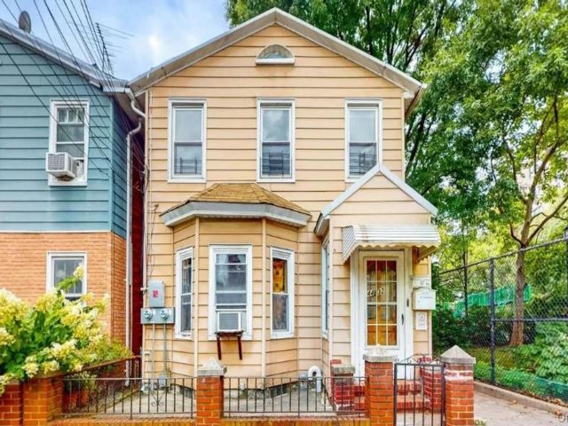  3 BR,  2.00 BTH &nbsp;Other style home in Woodside