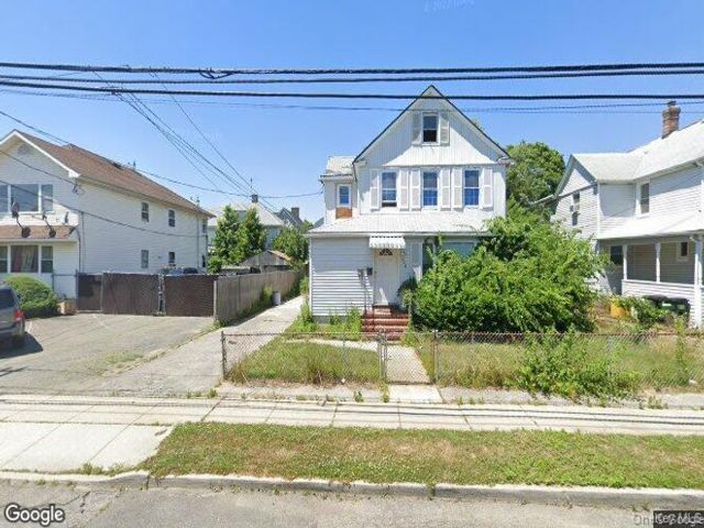  3 BR,  2.00 BTH &nbsp;A-frame style home in Cedarhurst